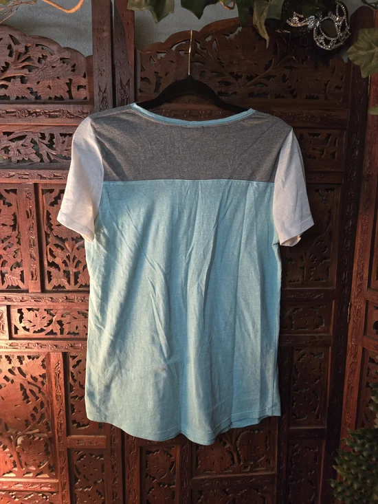 PINK Victoria's Secret Colorblock V-Neck Tee in Light Blue, Gray & White - Picture 6 of 8